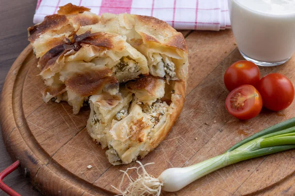 Balkan Kahvaltısı Tahta Masada Peynirli Borek Veya Burek Turtası — Stok fotoğraf