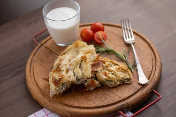 Burek Atau Pai Bourek Dengan Keju Dan Bayam Disajikan Meja — Stok Foto