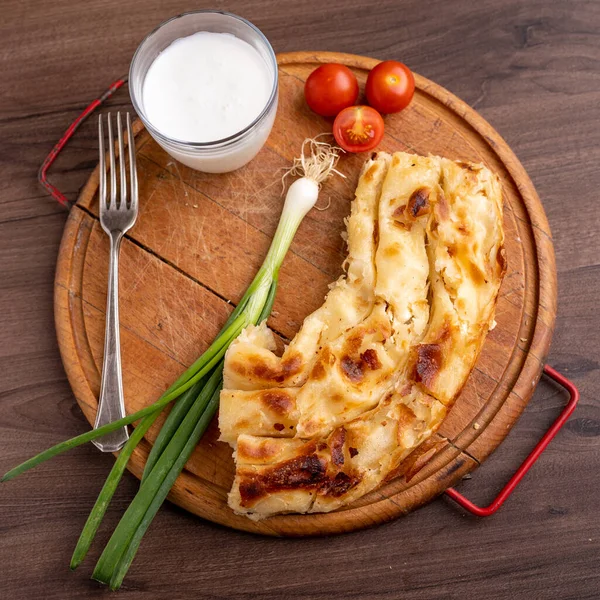 传统的巴干早餐 在木制桌子上夹有奶酪的Borek或Burek派 — 图库照片