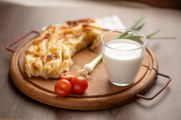 Colazione Tradizionale Balkan Torta Borek Burek Con Formaggio Aranged Sul — Foto Stock