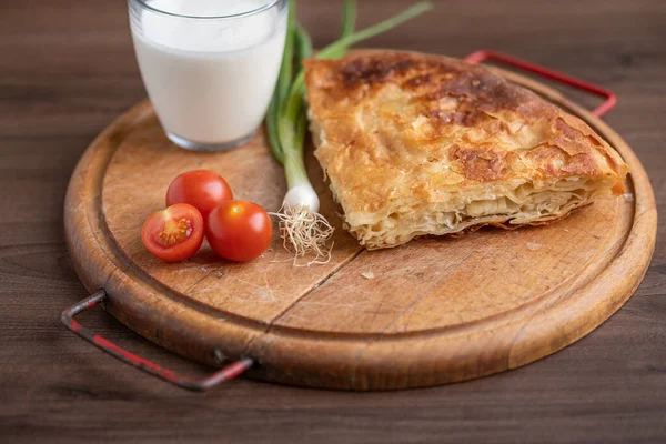 Colazione Tradizionale Balkan Torta Borek Burek Con Carne Aranged Sul — Foto Stock