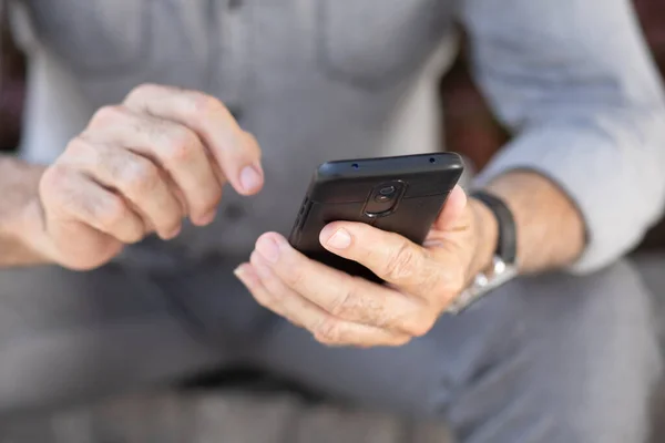 Homem Velho Roupas Cinza Assentos Rua Digitando Sms Smartphone — Fotografia de Stock