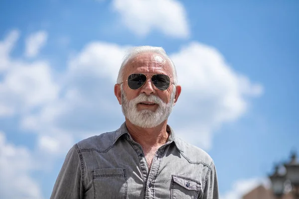 Happy Rich Old Man Beard Sun Glasses Street Posing Smiling — Stock Photo, Image