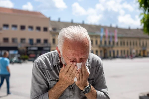 Vecchio Tossisce Starnutisce Fazzoletto Strada All Aperto Estate Calda Allergie — Foto Stock