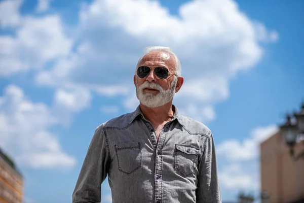 Old Man Beard Sun Glasses Street Posing Smiling Portrait Blurred — Stock Photo, Image