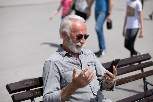 Starý Muž Použít Internetovou Aplikaci Smartphone Městské Město Pozadí Stock — Stock fotografie