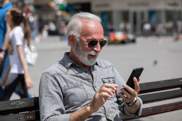 Starý Muž Použít Internetovou Aplikaci Smartphone Městské Město Pozadí Stock — Stock fotografie