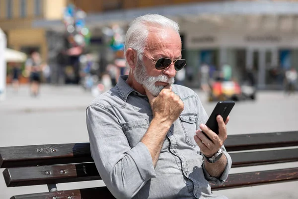 Oude Man Gebruik Maken Van Internet Applicatie Smartphone Stedelijke Stad — Stockfoto