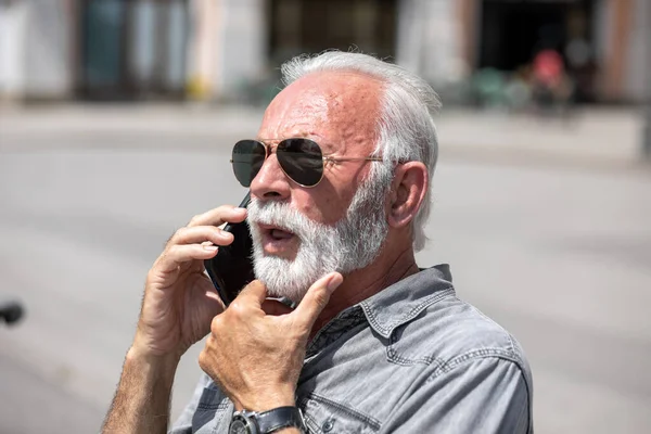 Starý Muž Použít Internetovou Aplikaci Smartphone Městské Město Pozadí Stock — Stock fotografie