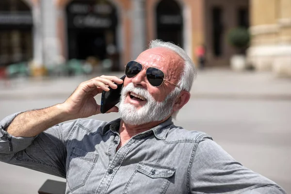 Starý Muž Použít Internetovou Aplikaci Smartphone Městské Město Pozadí Stock — Stock fotografie