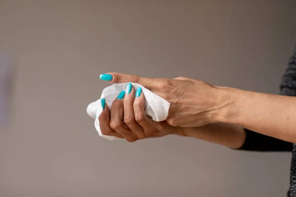 Vecchia Donna Pulire Delicatamente Mani Con Salviette Umidificate Bianco — Foto Stock