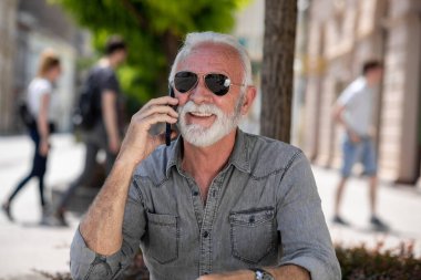 Yaşlı turist gezintide özgürce konuşmak için internet iletişim uygulaması kullanıyor