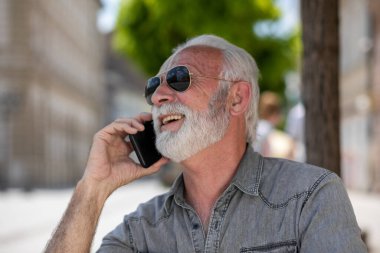 Yaşlı turist gezintide özgürce konuşmak için internet iletişim uygulaması kullanıyor