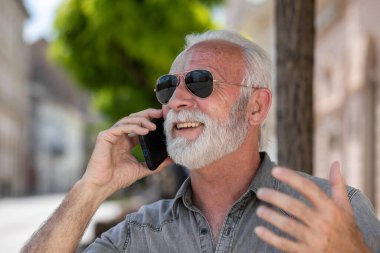 Yaşlı turist gezintide özgürce konuşmak için internet iletişim uygulaması kullanıyor