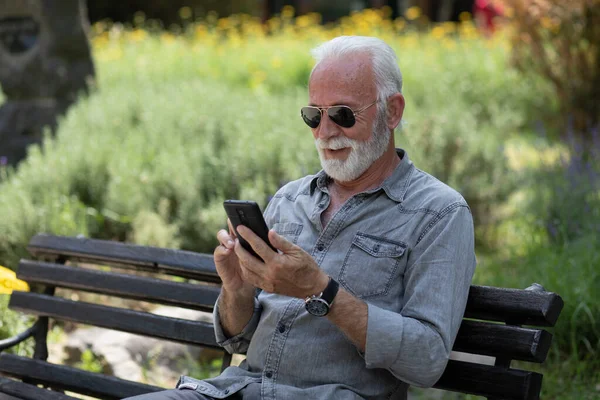 Starý Muž Procházení App Smartphone Venkovní Parku — Stock fotografie