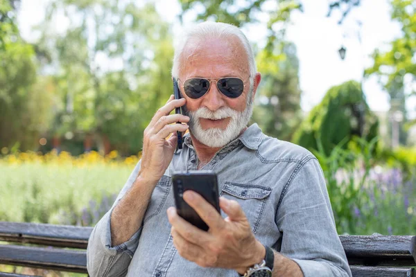 Starý Muž Porovnat Dva Smartphony — Stock fotografie