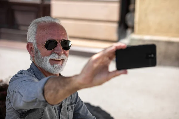 Starší Turista Užije Dovolenou Vezme Selfie Ulici — Stock fotografie