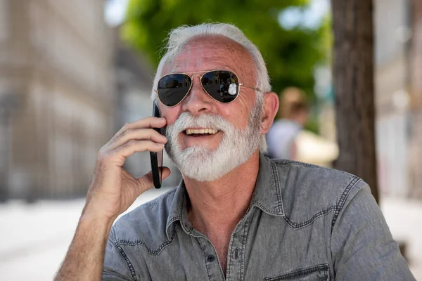 Starý Turista Používat Internetové Komunikační Aplikace Mluvit Zdarma Roamingu — Stock fotografie