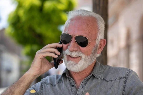 Starý Turista Používat Internetové Komunikační Aplikace Mluvit Zdarma Roamingu — Stock fotografie