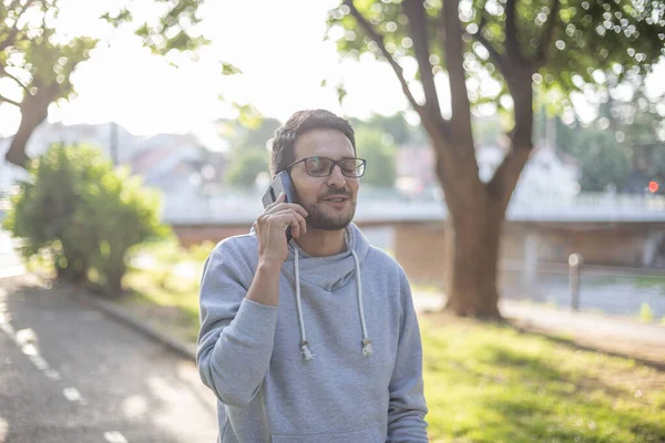 Bonnes Nouvelles Yeux Fermés Homme Parlant Sur Smartphone Dans Parc — Photo
