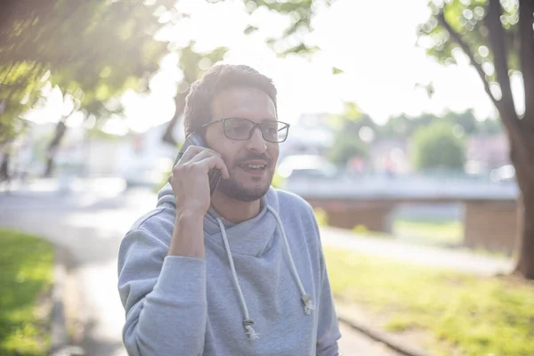 Bonne Nouvelle Visage Heureux Homme Parlant Sur Smartphone Dans Parc — Photo