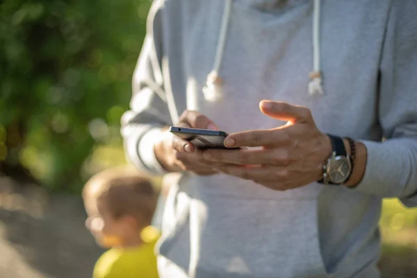 Adam Akıllı Telefondan Mesaj Yolluyor Açık Hava Parkı Çekimi Arka — Stok fotoğraf