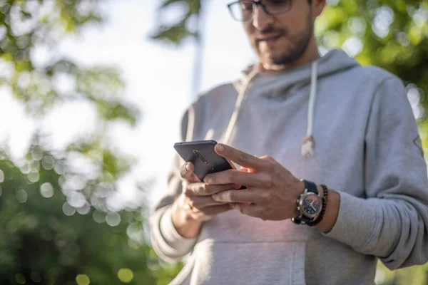 Smart Ser Man Sms Meddelande Smartphone Utomhus Park Skjuta Bakgrundsbelysning — Stockfoto