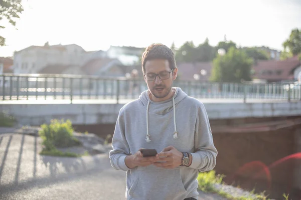 Hombre Hablando Teléfono Inteligente Parque Disparar Aire Libre Luz Fondo — Foto de Stock