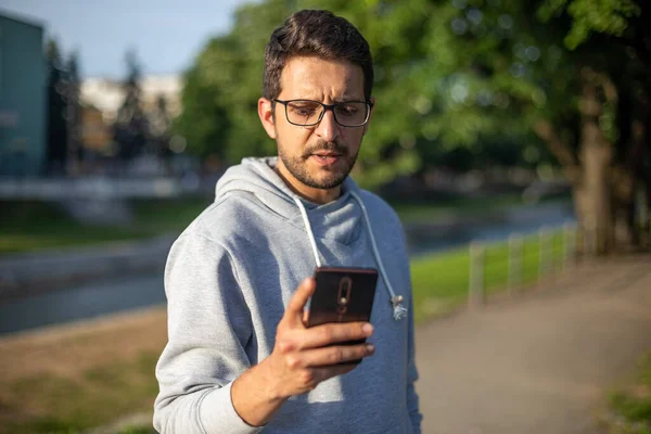 Man Talar Smartphone Parken Utomhus Fotografering Bakgrundsbelysning — Stockfoto