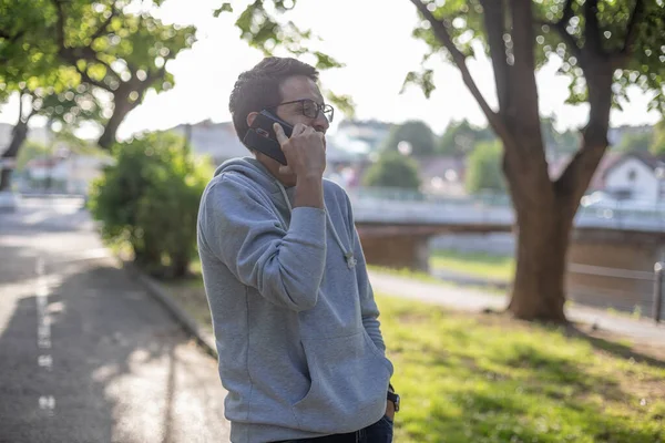 Mann Telefoniert Park Mit Smartphone Außenaufnahmen Gegenlicht — Stockfoto