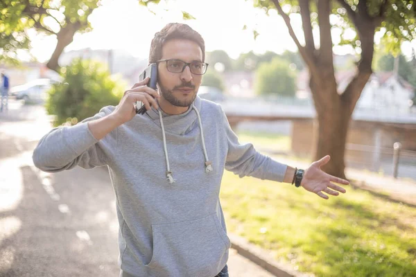 Stres Telefon Parkta Açık Havada Arka Planda Akıllı Telefondan Konuşmak — Stok fotoğraf