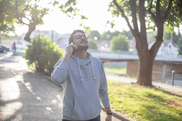 Quelques Bonnes Nouvelles Homme Parlant Sur Smartphone Dans Parc Tournage — Photo