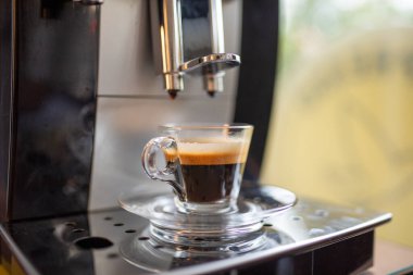 Evdeki Espresso makinesi. Cam bardakta kahve içmek lezzet aşıkları için dakikalar içinde hazır.
