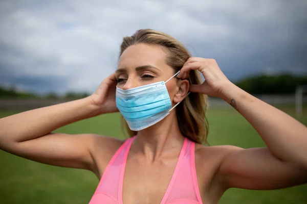 Indossare Maschera Facciale Sul Campo Sportivo Preparativi Allenamento Con Misure — Foto Stock