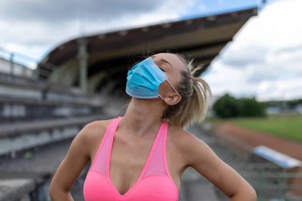 Donna Toglie Maschera Facciale Dopo Allenamento Corsa Sul Campo Sportivo — Foto Stock