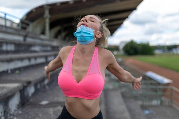 Donna Toglie Maschera Facciale Dopo Allenamento Corsa Sul Campo Sportivo — Foto Stock