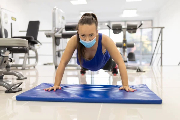 Žena Vnitřní Trénink Kliky Gim Maskou Obličej Žena Dýchá Hluboce — Stock fotografie