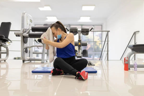 Woman Have Indoor Training Push Ups Gim Medical Facemask Female — Stock Photo, Image