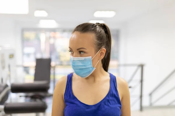 Donna Toglie Maschera Dopo Allenamento Palestra Coperto Femmina Respira Profondamente — Foto Stock