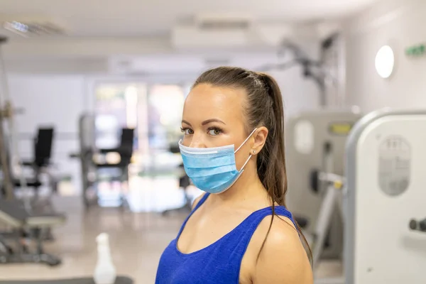 Donna Con Maschera Dopo Allenamento Palestra Indoor Femmina Respira Profondamente — Foto Stock