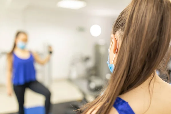 Woman Facemask Training Gym Indoor Female Breathes Deeply Stock Photo — Stock Photo, Image