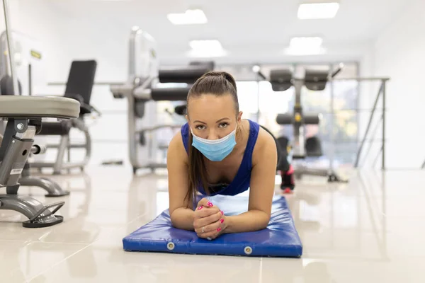 Mulher Tem Treinamento Indoor Com Flexões Gim Com Máscara Médica — Fotografia de Stock