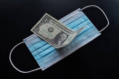 Korona virüsünü önleme maliyeti - para ve koruyucu yüz maskesi fotoğrafı