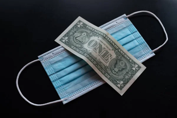 予防コロナウイルスのコスト お金と予防フェイスマスクストックフォト — ストック写真