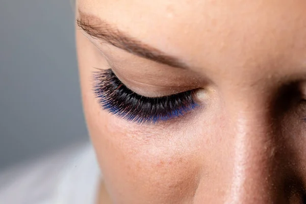 異なる色のブルーまつ毛エクステンション ラッシュ 異なる色のロングまつ毛と女性の目 — ストック写真