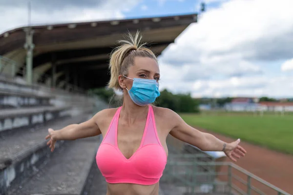 Donna Toglie Maschera Facciale Dopo Allenamento Corsa Sul Campo Sportivo — Foto Stock