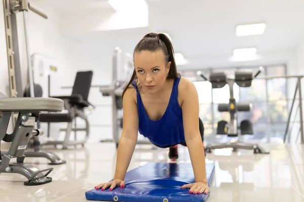 Mulher Tem Treinamento Indoor Com Flexões Gim Com Máscara Médica — Fotografia de Stock