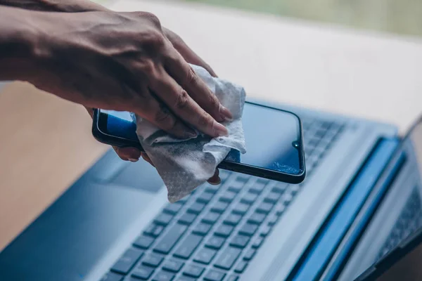 Von Hause Aus Sicher Arbeiten Smartphone Und Laptop Mit Feuchttüchern — Stockfoto