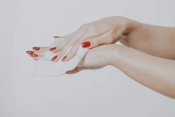 Jovem Mulher Limpa Mãos Com Toalhetes Molhados — Fotografia de Stock