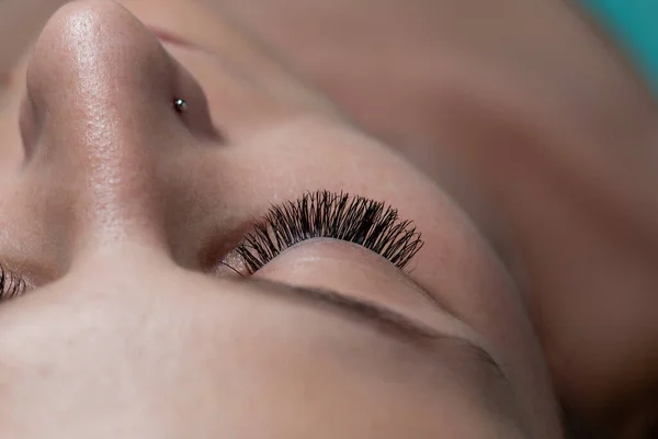 Behandeling Van Eyelash Extension Wimpers Vrouw Ogen Met Lange Wimpers — Stockfoto